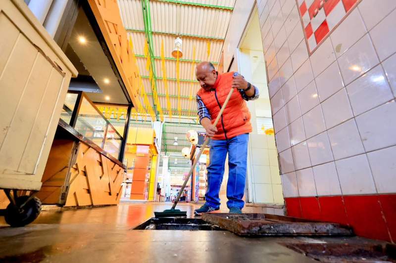 Municipio de Oaxaca de Juárez refuerza acciones de desazolve en el Mercado 20 de noviembre