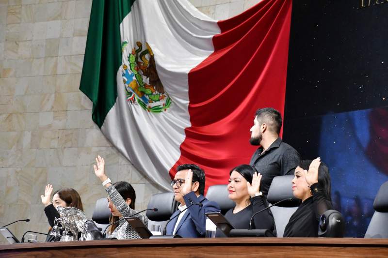 Presentan iniciativas para incrementar pena por abuso sexual y permitir uniforme escolar neutro en Oaxaca