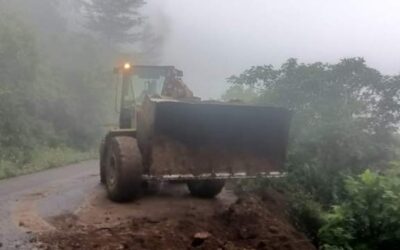 Retira Cabien derrumbes en caminos de la Sierra de Juárez y Costa