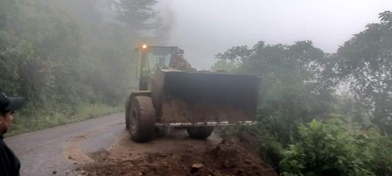 Retira Cabien derrumbes en caminos de la Sierra de Juárez y Costa
