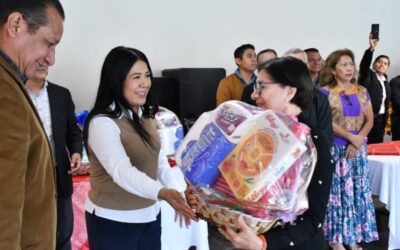 Encabeza Tania Caballero Navarro brindis navideño con personal del Congreso del Estado