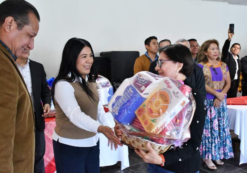 Encabeza Tania Caballero Navarro brindis navideño con personal del Congreso del Estado