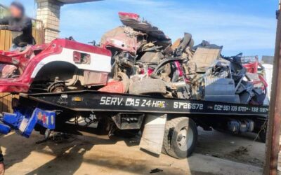 Fiscalía de Oaxaca realiza cateo en deshuesadero, aseguran autopartes y bolsas con drogas en San Andrés Zautla