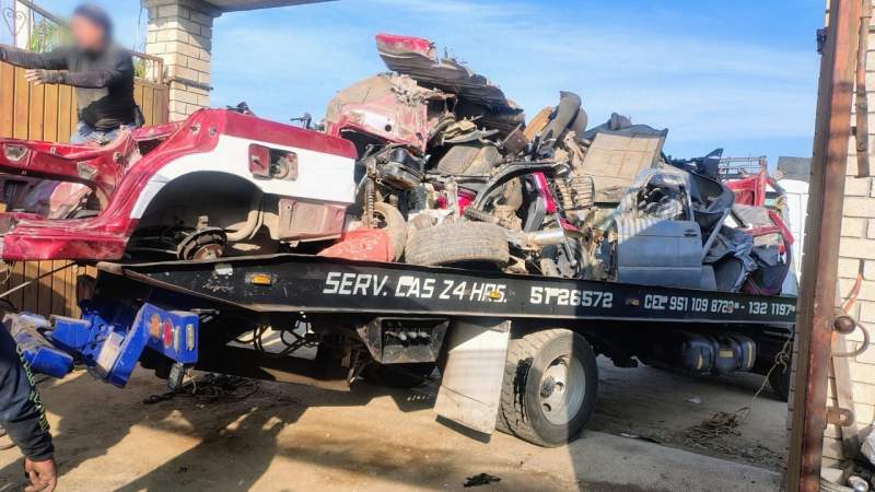 Fiscalía de Oaxaca realiza cateo en deshuesadero, aseguran autopartes y bolsas con drogas en San Andrés Zautla