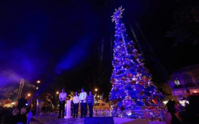 Inundan paz y alegría la Alameda de León con encendido del árbol navideño