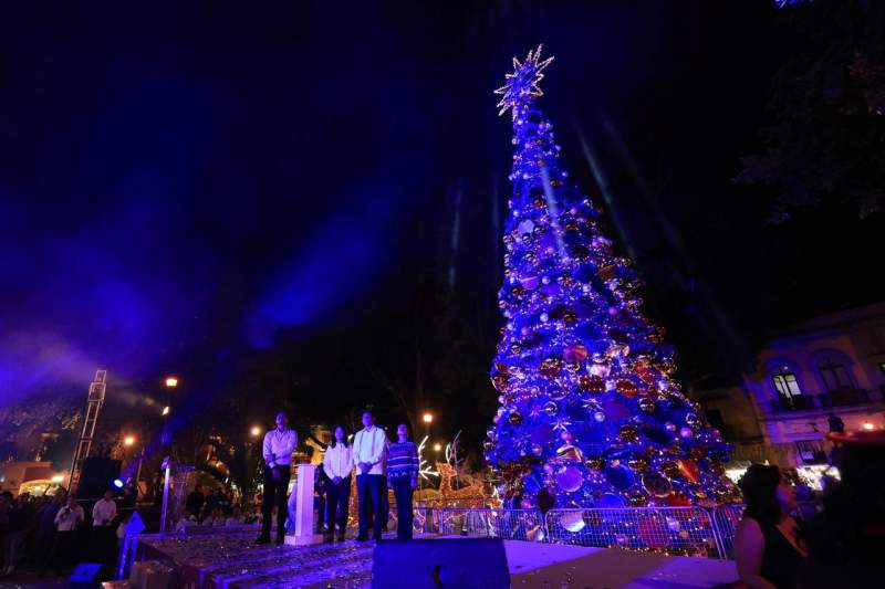 Inundan paz y alegría la Alameda de León con encendido del árbol navideño