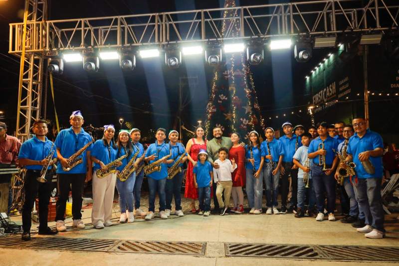 La magia de diciembre llega a Juchitán con el encendido de su árbol navideño