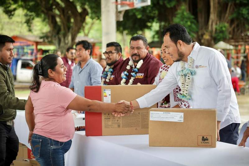 Entrega IEEPO equipo tecnológico a 360 escuelas del Istmo de Tehuantepec y Sierra de Juárez