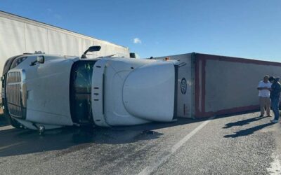 Vuelcan 2 tráileres por fuertes vientos en el Istmo