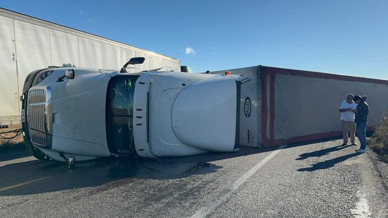Vuelcan 2 tráileres por fuertes vientos en el Istmo