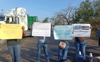 Bloqueo carretero en el puente Ostuta por daños a palapas del río