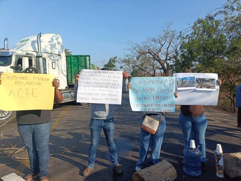 Bloqueo carretero en el puente Ostuta por daños a palapas del río
