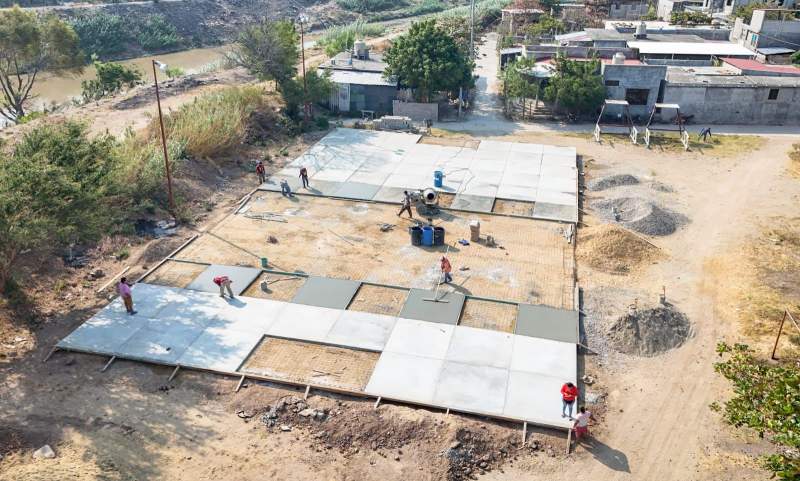 ¡De basurero a espacio deportivo! Avanza la construcción de la cancha de usos múltiples en la colonia emiliano zapata