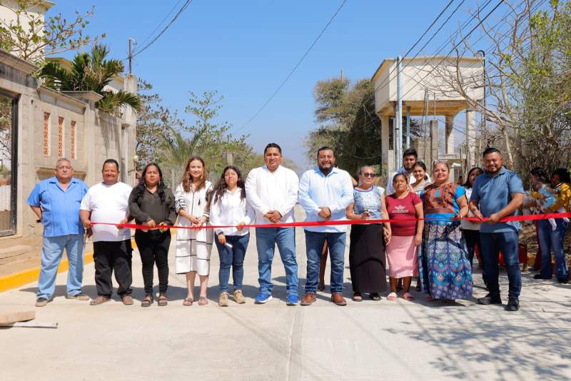 Entrega Miguel Quétu dos obras de pavimentación y drenaje, que responden a las necesidades de vecinos de la ventosa