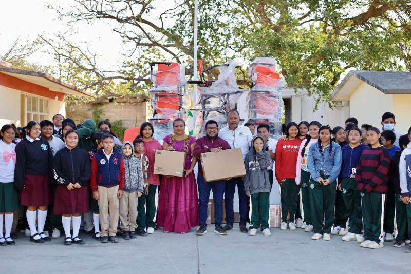 Estudiantes de Santa María Xadani cuenta con mejores condiciones de aprendizaje