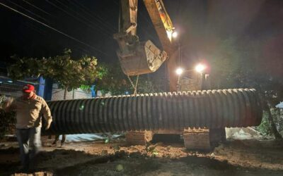 Gobierno juchiteco refuerza atencion al drenaje de la octava sección para solucionar afectaciones en diversos puntos
