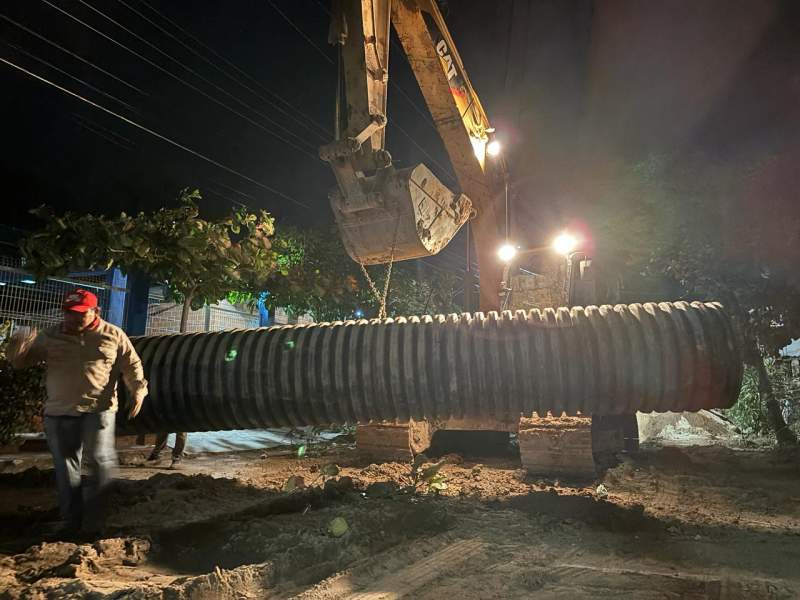 Gobierno juchiteco refuerza atencion al drenaje de la octava sección para solucionar afectaciones en diversos puntos