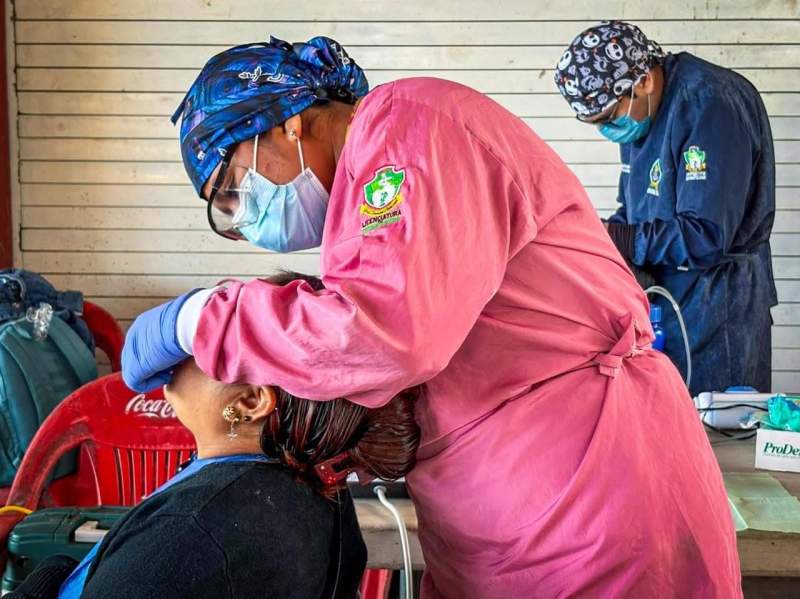 Jornada gratuita de salud bucal acerca atención odontologica a familias de chicapa de castro