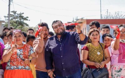 Miguel quetu enteega pavimentación en la calle constitución,que mejora el camino y ayuda a evitar inundaciones