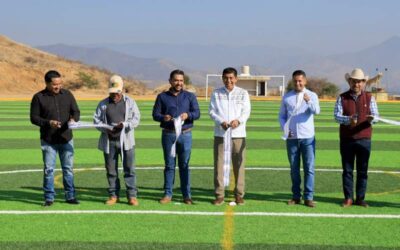 Salomón Jara cumple y entrega primera etapa del Multideportivo de Ayoquezco de Aldama