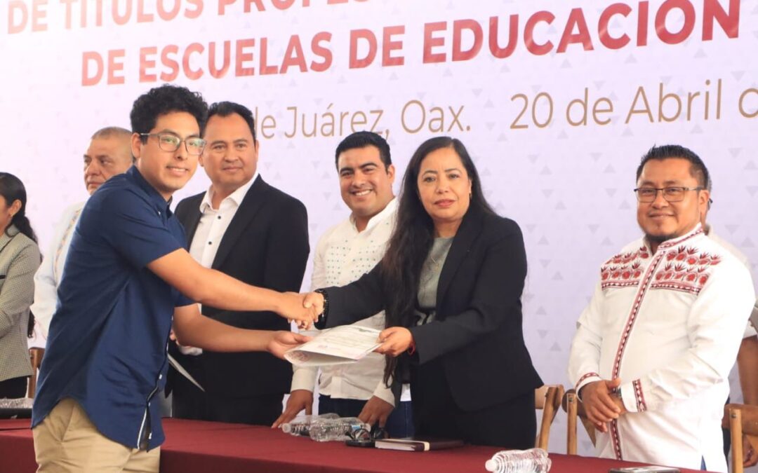 Entrega IEEPO mil 342 títulos profesionales a egresadas y egresados de Escuelas Normales