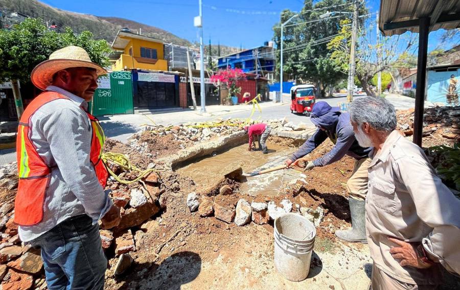 Dan Ceabien y Soapa mantenimiento a línea de conducción de agua potable en San Juan Chapultepec