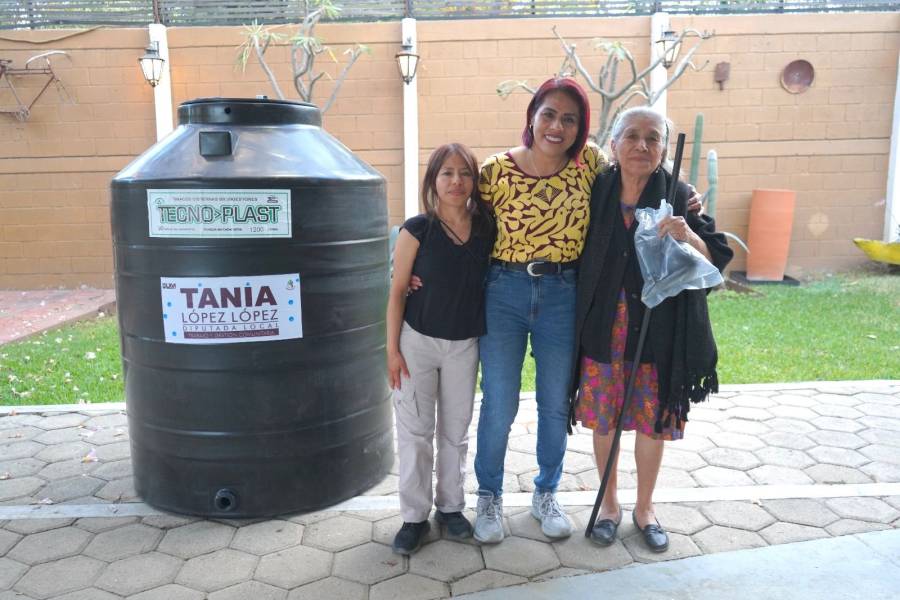 Impulsa Tania López acciones en favor de las familias de Xoxocotlán con entrega de tinacos gratuitos.