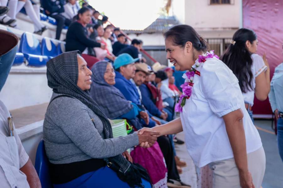 En la Mixteca, Laura Estrada atestigua entrega de resultados a favor del Pueblo.