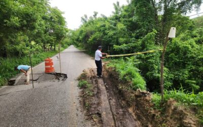 Atienden afectaciones por lluvias en la carretera Río Grande–Santa Catarina Juquila