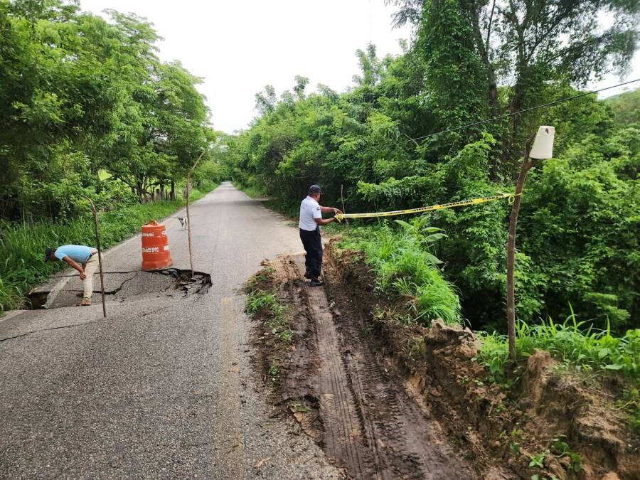 Atienden afectaciones por lluvias en la carretera Río Grande–Santa Catarina Juquila