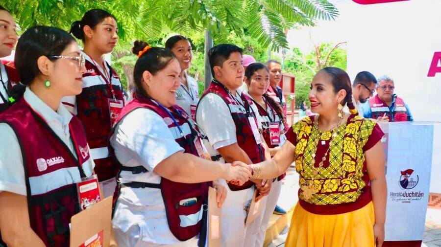 Vilma Martínez Cortés encabeza el inicio de la Caravana Estatal de Salud Ve’e Tata en Juchitán