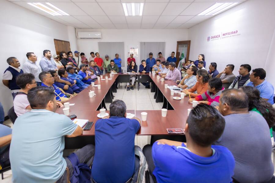 Concesionarios de la Mixteca y Semovi instalan mesa de trabajo para atender el transporte público en la región