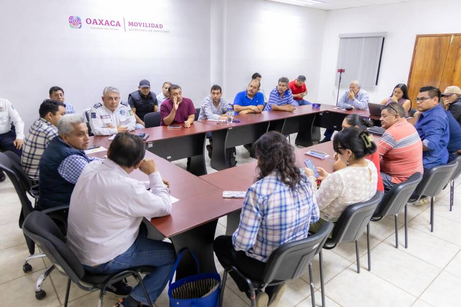 Construye Semovi acuerdos con taxistas para fortalecer el reordenamiento del Centro Histórico