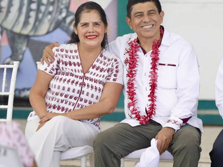 Reconoce Laura Estrada el trabajo incansable de Salomón Jara Cruz en favor de las familias de la Costa Oaxaqueña